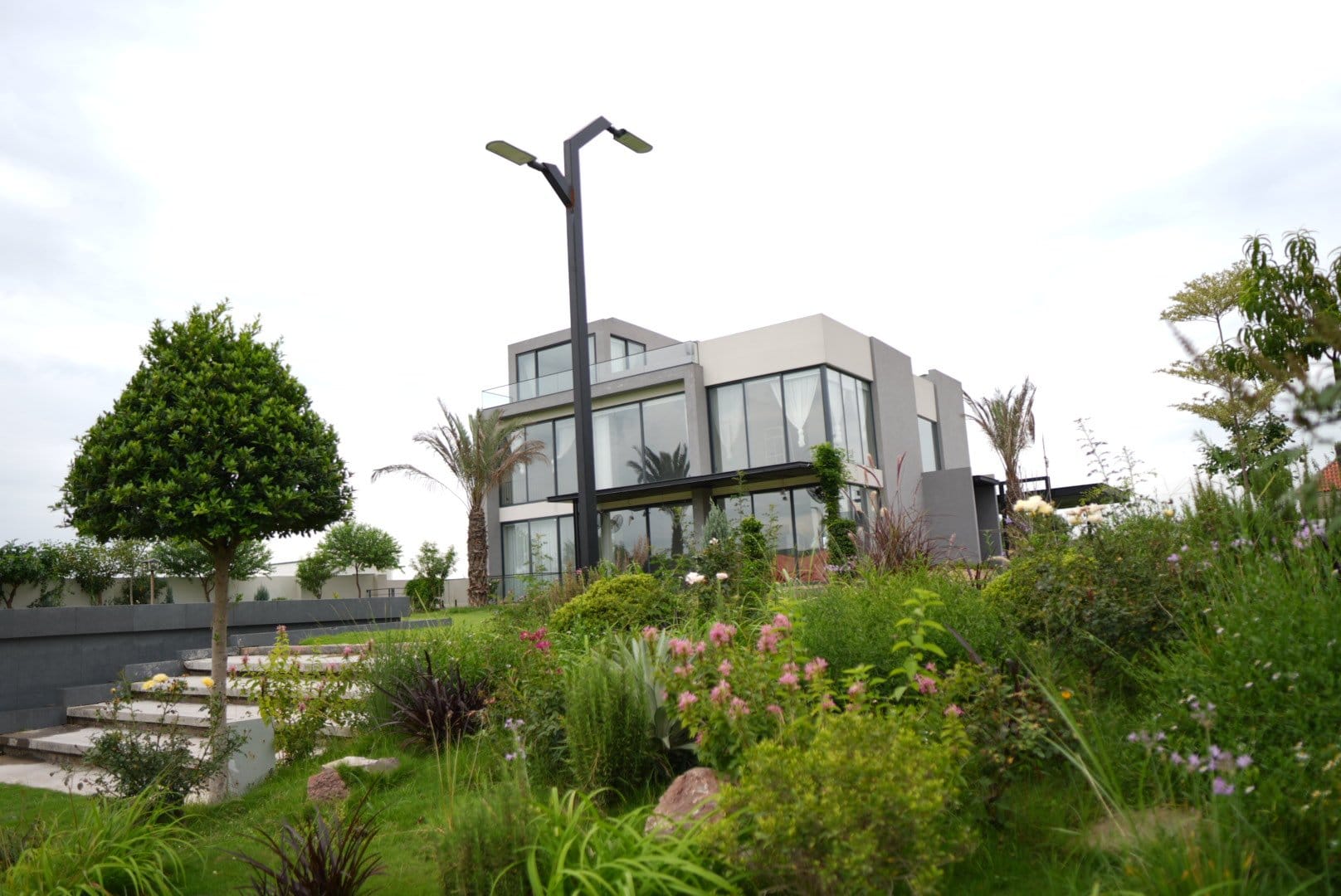 Luxury 5-Bedroom Farmhouse with Panoramic Dam Views