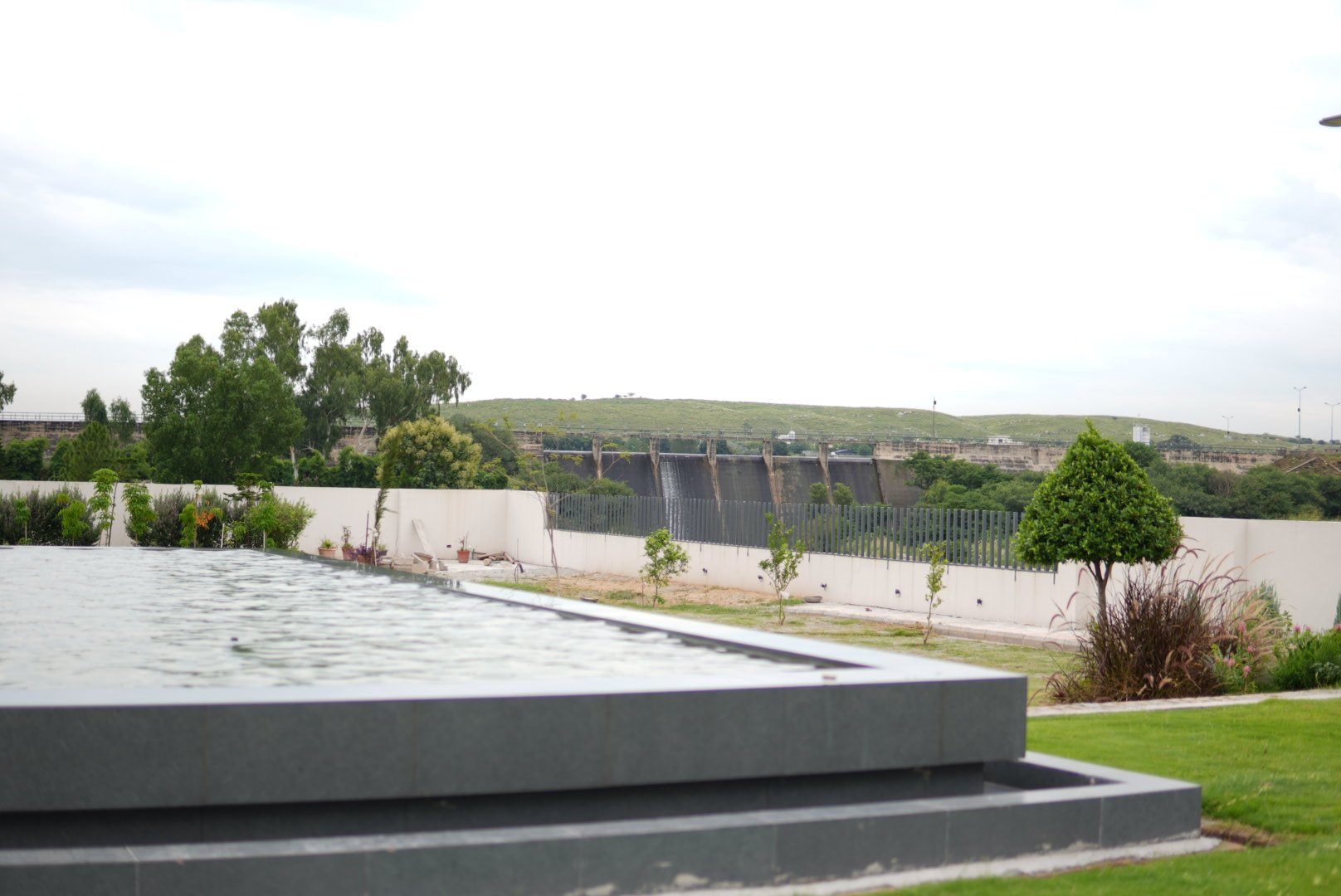 Luxury 5-Bedroom Farmhouse with Panoramic Dam Views - Image 3